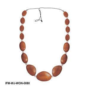 Collier artisanal en bois de longueur opéra : Formes de bonbons variées avec entretoises en résine blanche et finition cirée - Product Image 4