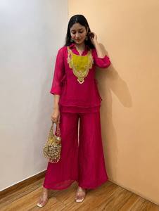 Ensemble Kurta en lin rouge brodé avec pantalon palazzo à jambes larges, tenue ethnique d'été pour femmes - Product Image 1