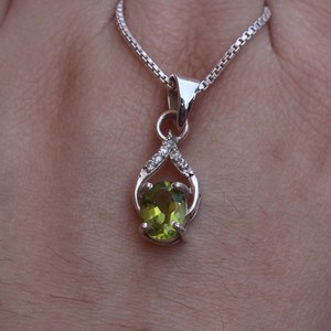 Colgante Solitario Ovalado de Plata de Ley Bañado en Rodio con Engaste de Garra, Hecho a Mano, Minimalista, para Amantes, de Moda, Venta al por Mayor, Rhaya Jewels - Product Image 2