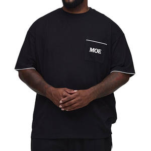 Camiseta de hombre de corte holgado con detalles de bolsillo, ribetes en contraste, de algodón, estilo urbano, ajuste relajado para producción OEM - Product Image 1