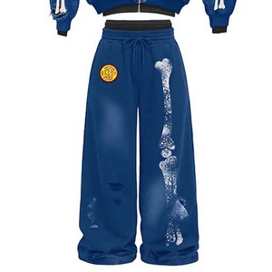 Conjunto de sudadera con capucha azul para hombre, estilo urbano con estampado digital, conjunto de dos piezas con patrón de huesos y pantalones con cremallera - Product Image 5