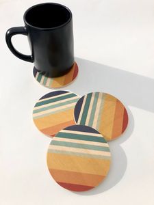 Posavasos de madera esmaltada hechos a mano en India con diseños tradicionales para mercados de exportación, regalos, hostelería y decoración del hogar. - Product Image 1