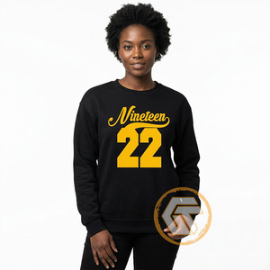 Sweat-shirt décontracté à manches longues pour femme, col rond, en molleton de coton écologique noir, avec imprimé lettres jaunes 'Nineteen 22' sur le devant - Product Image 1