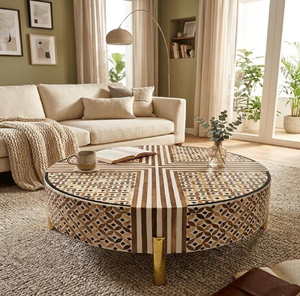 Table basse ronde bleu foncé avec incrustations de vigne blanche sur piétement en laiton, disponible à prix de gros. - Product Image 6