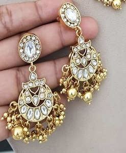 Ensemble collier ras-de-cou et boucles d'oreilles en laiton plaqué or de qualité supérieure, orné de perles de moissanite, style antique, collection de luxe pour mariage - Product Image 2