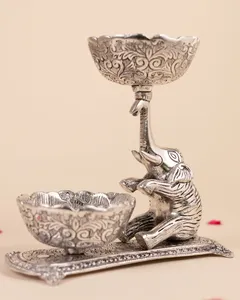 Bandeja Decorativa de Elefante Hecha a Mano en Plata Alemana con Tronco Elevado, Decoración Moderna, Lujosa y Elegante, Elefante Tallado en Metal - Product Image 3