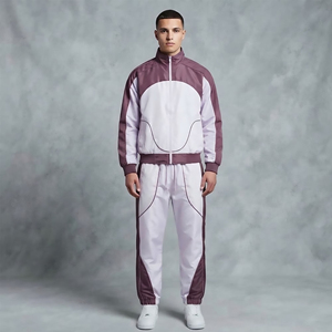 Ensemble survêtement streetwear personnalisé pour homme, coupe-vent en nylon uni à capuche, avec logo brodé sur mesure, style urbain - Product Image 3