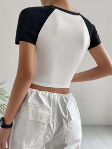 Camiseta Corta de Punto para Mujer, Cuello Redondo, Manga Raglán, Color Blanco y Negro, Ajuste Elástico, Estilo Casual - Product Image 2