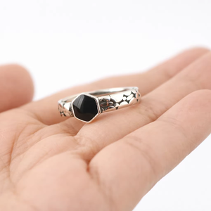 แหวนเงินแท้ 925 รูปหกเหลี่ยมเคลือบสีดำสำหรับคุณแม่ - Product Image 1