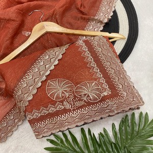 ผ้าไหมซาร์นาพรีเมียม VASTRA COTTAGE พร้อมลายพิมพ์ดิจิทัลลายดอกไม้สีสันสดใส ขอบผ้าประดับด้วยดิ้นทองอย่างหรูหรา และพู่ห้อยทำมือ - Product Image 3