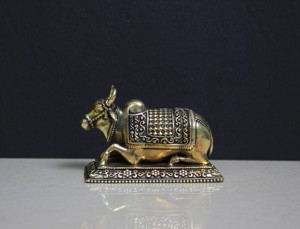 Figura de Nandi Hecha a Mano en Latón, Pieza Decorativa Tradicional con Diseño Intrincado Grabado - Product Image 3