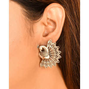 Boucles d'oreilles clous bohèmes raffinées Meera Jaipur Mayoor avec accents argentés pour mariage et soirée - Product Image 1