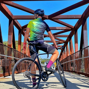 Ensemble de Vêtements de Cyclisme avec Logo Frontal Uni, Maillot de Vélo Respirant et Cuissard à Bretelles, Séchage Rapide, Performance Optimale, Support OEM ODM, Fabricants Grossistes - Product Image 3