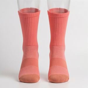 ถุงเท้ากีฬาผู้ชายแบบกลางข้อ ยืดหยุ่น เหมาะสำหรับบาสเกตบอล วิ่ง ออกกำลังกาย ระบายอากาศได้ดี พื้นรองเท้าบุนุ่ม ทนทาน สีสันปรับแต่งได้ - Product Image 1