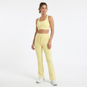 Nouvel arrivage : Ensemble de yoga quatre pièces pour femme, comprenant un soutien-gorge de sport jaune uni à dos nageur et fermeture éclair frontale, et un pantalon évasé taille haute à cordon de serrage et coutures apparentes. - Product Image 1