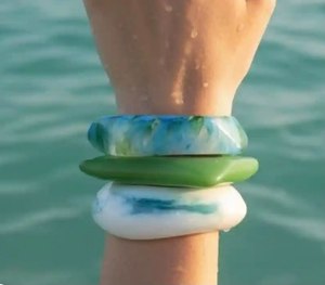 กำไลข้อมือเรซินหลากสีแบบหมุนวนกำไลข้อมือแฟชั่นสไตล์หยกสำหรับผู้หญิงเครื่องประดับกำไลข้อมือเรซิ่นแบบคลาสสิกดีไซน์ - Product Image 1