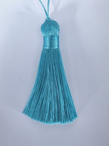 Nouveaux Pompons en Soie Personnalisés 8cm 1.5cm Couleurs Personnalisées Boucles Bijoux Porte-clés Marque-pages Artisanat Pompon de Qualité Supérieure - Product Image 1