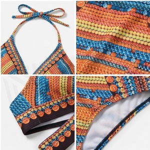 Ensemble bikini 2 pièces pour femme à imprimé géométrique, haut croisé à nouer et bas taille haute extensible avec détail cordon de serrage - Product Image 4