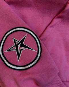 เสื้อฮู้ดสตรีทแวร์สีชมพูพรีเมียมแบบซิปเต็มตัว พร้อมโลโก้ปักลายขาดๆ บริเวณอก  แพทช์แขนเสื้อ  ฮู้ดขนาดใหญ่พิเศษ  รับผลิตตามแบบ OEM - Product Image 3
