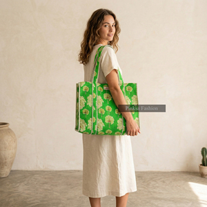 Bolso Tote Grande de Verano para Mujer, de Algodón Acolchado con Estampado de Palmeras Verdes, Hecho a Mano en Jaipur, Ideal para la Playa o Viajes - Product Image 3