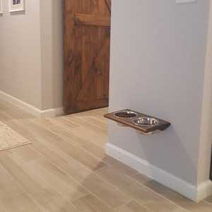 ที่วางชามอาหารสัตว์เลี้ยงแบบติดผนังคู่ ทำจากไม้คุณภาพสูง สำหรับแมวและสุนัข แบบยกสูง ปรับระดับได้ ขายส่งตามสั่ง - Product Image 1