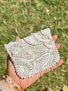 Pochette brodée de perles unique avec un travail artisanal créatif et un design élégant pour un usage quotidien - Product Image 1