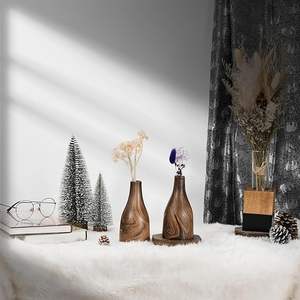 Vase décoratif en bois massif de forme organique, mettant en valeur une texture riche et tourbillonnante, parfait pour un style d'intérieur contemporain. - Product Image 3