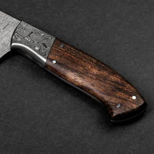 Cuchillo de Cocina Profesional de Acero de Damasco de Alta Calidad, Hecho a Mano, Ecológico, Duradero, con Mango de Madera para Mano Derecha y Funda de Cuero - Product Image 2