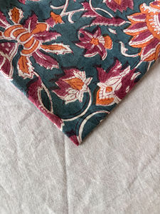 Tela de algodón floral estampada a mano en color verde azulado con motivos mogoles, tela de algodón con estampado de enredaderas florales. - Product Image 4