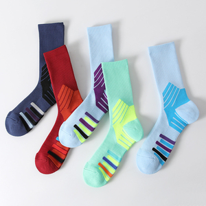 Chaussettes de sport personnalisées en Spandex/Polyester pour l'automne, montantes jusqu'au genou, écologiques, à séchage rapide et respirantes, pour équipes de basketball, vente en gros - Product Image 1