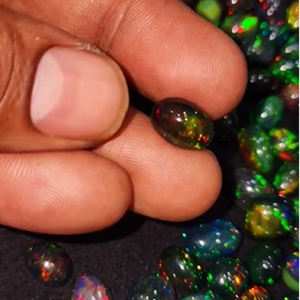 137 pièces d'opale noire éthiopienne naturelle avec reflets, de 10 mm à 15 mm, cabochons ovales, poire, octogone, 288 carats, pierres précieuses Iroc Sales, 923 $ US - Product Image 2