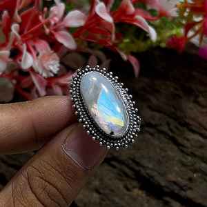 พลอยมูนสโตนทรงรีสีรุ้งสดใส เงินแท้ 925 งานแฮนด์เมด สไตล์โบฮีเมียน เครื่องประดับอัญมณี รับรองโดย IGI ของขวัญสำหรับเธอ - Product Image 1