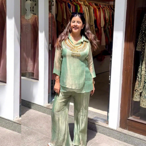 Conjunto de traje Salwar tradicional para mujer con cuello con trabajo manual, corte holgado para usar en verano. - Product Image 1