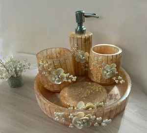 Offre Spéciale : Ensemble de Salle de Bain en Résine avec Distributeur de Lotion à Paillettes Dorées, Gobelet à Brosse à Dents, Porte-Savon et Plateau Rond pour Salle de Bain Principale, Chambre d'Hôtes et Hôtel - Product Image 1