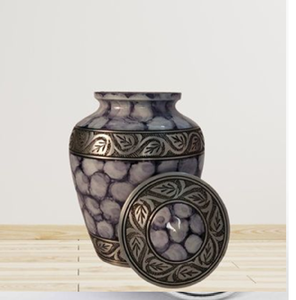 Urna de metal azul profundo con efecto mármol y grabados de pájaros voladores en plata. Libertad, disponible a precios de mayorista. - Product Image 3