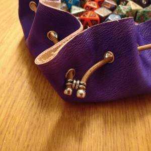Pochette de rangement pour dés en cuir PU faite à la main et personnalisée, sac à cordon bleu sarcelle, cadeau artisanal portable pour les joueurs - Product Image 3