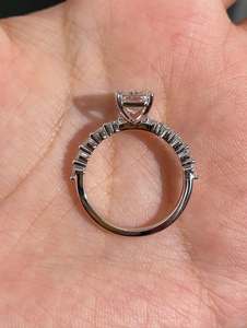 Anillo de Compromiso con Diamante Cultivado en Laboratorio de Corte Radiante de 3 Quilates, Certificado IGI, Moderno - Product Image 4