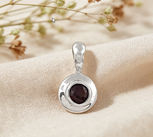 Art Palace - Colgante de Plata 925 con Granate y Engaste de Bisel, Joyería Clásica Unisex para Uso Diario - Product Image 1
