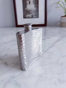 กระติกน้ำทรงเหลี่ยมโลหะสีเงินแบบตอกลาย เหมาะสำหรับใช้ในบ้าน บาร์ส่วนตัว และเสิร์ฟในงานปาร์ตี้ ผลิตด้วยมือจากอินเดีย - Product Image 5
