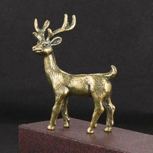 Figura Decorativa de Reno con Acabado Dorado, Adorno Festivo para Mesa, Ideal para Decoración Navideña y Fiestas, Hecho en India - Product Image 1