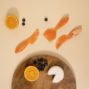 Ensemble de couteaux à fromage en résine écologique avec manche pour fromage et pizza, par la collection Handmade - Product Image 1