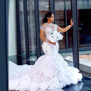Robe de mariée longue moderne en dentelle à col en V avec laçage, soutien-gorge intégré, écologique, brodée de fleurs, sans manches, coupe sirène/trompette - Product Image 1