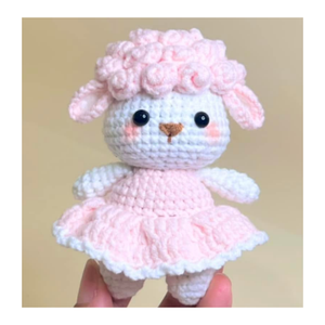 Muñecos de ganchillo de oveja Amigurumi, de lana, con vestido verde, mochila, juguete de peluche de moda de dibujos animados, forma 3D, suave, con relieve, llavero de mosquetón - Product Image 3
