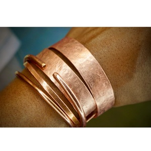 Brazalete de Cobre Martillado a Mano, Diseño Envolvente Multibanda, Calidad Premium, para Uso Casual - Product Image 1