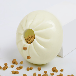 เครื่องจ่ายอาหารสัตว์เลี้ยง Little White Baozi แบบกดและหมุนได้ ป้องกันการรั่วไหลของอาหาร สำหรับฝึกสุนัขและปรับพฤติกรรม - Product Image 1