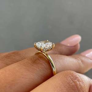 Anillo de Compromiso con Diamante Cultivado en Laboratorio Certificado por IGI, Corte Radiante, Anillo Solitario con Halo Oculto de Diamantes en Oro Amarillo Sólido de 14K - Product Image 2