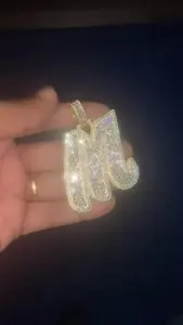 Colgante de Letra Personalizado con Moissanita Redonda de 2.10 Quilates, Chapado en Oro Amarillo de 14k sobre Plata de Ley, Estilo Hip Hop para Mujer - Product Image 6