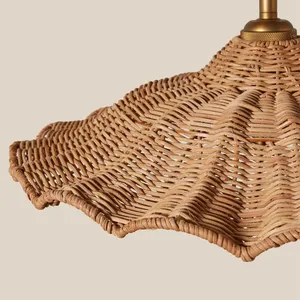 Abat-jour en rotin festonné, abat-jour de lampe suspendue ondulé et évasé, abat-jour de lampe suspendue artisanal en forme de fleur, couverture de lampe de plafond vintage Japandi - Product Image 3