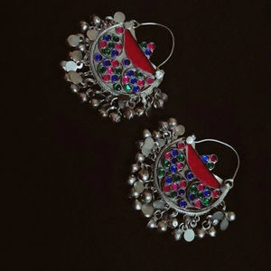 Boucles d'oreilles tribales afghanes Kuchi uniques avec plaques hexagonales en argent, pendentifs délicats à maillons de chaîne et breloques de pièces de monnaie traditionnelles - Product Image 1