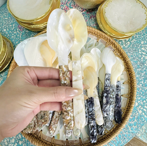 Cuchara artesanal vietnamita de nácar, hecha a mano para servir caviar, huevos, helado, café y postres. - Product Image 1